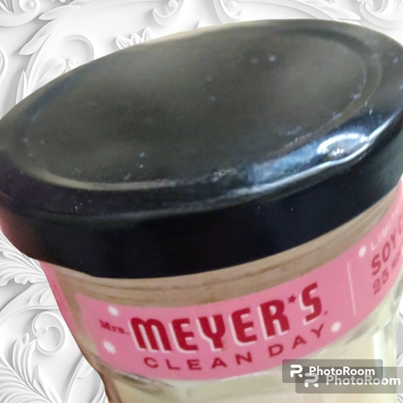 Mrs. Meyers Clean Day Soy Candle 4.8 oz Limited Edition Peppermint - Picture 2 of 5